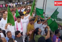 વલસાડ રેલવે સ્ટેશનને વંદે ભારત સ્ટોપેજની મંજૂરી બાદ સાંસદ ધવલ પટેલના હસ્તે ટ્રેનને લીલીઝંડી આપી..