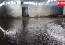 નવસારી રેલવે સ્ટેશન ફાટક બંધ કરાતા લોકોને ઓવરબ્રિજ પરથી મોટો ચકરાવો કાપવો પડયો..