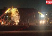 વાપીથી સુરત તરફ જતા રસ્તે બોઇલર લઈને જતું એક ભારે વાહન ફૂટ ઓવર બ્રિજ નીચે અટકતા હાઇવે પર ભારે ટ્રાફિકજામ…