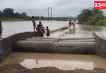 ઉમરગામ તાલુકાના ખતલવાડા ગામે માર્ગ પર પાણી ભરાતા મહિલાઓ અને બાળકોને જીવના જોખમે રસ્તો પાર કરવો પડે..