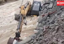 ભરૂચ જિલ્લાના વાલિયા-વાડી માર્ગ ડાઈવર્ઝનની મરામત દરમિયાન મશીને પલટી ખાધી, ચાલકનો આબાદ બચાવ