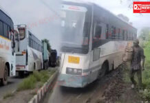 ભરૂચ વાગરા-વિલાયત માર્ગ પર ST બસ ખાડામાં ફસાઈ, મુસાફરોએ ઈમરજન્સી દરવાજા મારફતે બસની બહાર આવ્યા..