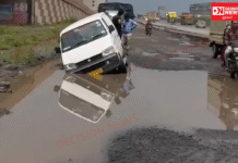 વલસાડ-બલિઠા હાઇવેના સર્વિસ રોડ પર બિસ્માર બનેલા રસ્તાઓના કારણે વાહનચાલકોની ખરાબ હાલત..