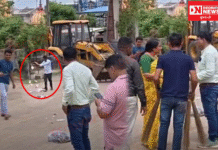 ભરૂચના આમોદ પાલિકા પ્રમુખે ફોટો સેશન માટે રોડ પર કચરો પથરાવ્યો હોવાનો સોશિયલ મીડિયામાં વીડિયો વાયરલ…