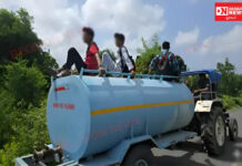 નવસારીના જલાલપોરમાં શિક્ષણ સંસ્થામાં પાણી માટે લવાયેલા નંબર વગરના ટેન્કર પર છાત્રો મુસાફરી કરતા હોય તેવો વીડિયો થયો વાયરલ..