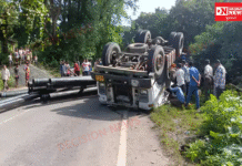 ડાંગ જિલ્લાનાં પીંપરી નજીક ટ્રક ચાલક દ્વારા અચાનક સ્ટિયરીંગ પરથી કાબુ ગુમાવી દેતા સ્થળ પર ટ્રક પલ્ટી મારી જતા અફરાતફરીનો માહોલ..