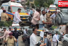 વલસાડમાં ઈમરજન્સી સારવાર માટે દર્દીને લઈ જતી એમ્બ્યુલન્સ ભારે ટ્રાફિકમાં ફસાતા સાંસદ ધવલ પટેલ અને ધારાસભ્યએ જાતે રસ્તો ક્લિયર કરી એમ્બ્યુલન્સને બહાર કાઢી