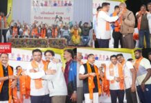 વલસાડના ફલધરા ગામમાં આમ આદમી પાર્ટીને મોટો ફટકો: 300થી 400 કાર્યકર્તાઓએ કર્યો કેસરીયો..!