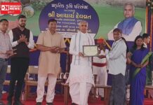 પ્રાકૃતિક ખેતીના પ્રણેતા ખેરગામના મહેશભાઈ પટેલને રાજ્યપાલ આચાર્ય દેવવ્રતના હસ્તે સન્માન..