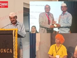 દિલ્લી: ધોડીઆ ભાષામાં કવિતા રજૂ કરીને ગુજરાતના આદિવાસી કવિ કુલીન પટેલને દિલ્હીમાં કરાયા સન્માનિત..