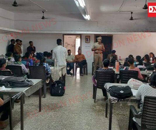 DYSP બી.કે. વનારે માંગરોળના વાંકલ ગામમાં સ્પર્ધાત્મક પરીક્ષાના વિદ્યાર્થીઓને આપ્યું માર્ગદર્શન
